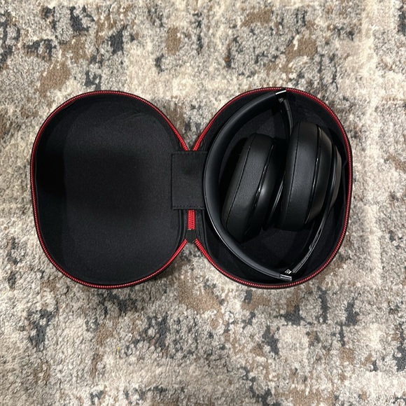 Beats Studio Wireless - Black - Picture 2 of 6